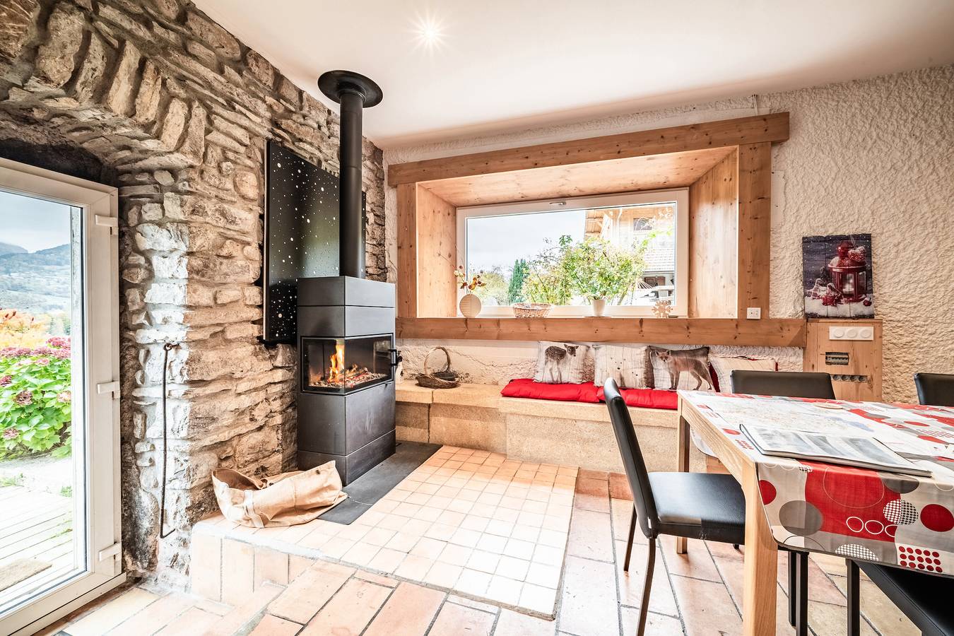 Cottage 'Leyetaz' with Lake View, Private Terrace and Wi-Fi in Châtillon-sur-Cluses, Bonneville region