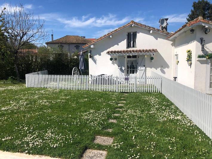 Location de vacances pour 4 personnes, avec Balcon et Terrasse ainsi que Jardin et Vue à Oradour-Fanais