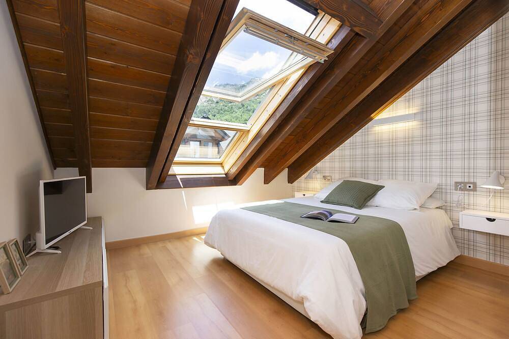 Entire apartment, La Buhardilla de Menta by Bevalle in Escarrilla, Sallent de Gállego