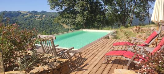 Chambre d’hôte pour 2 personnes, avec piscine ainsi que jardin et jacuzzi dans l' Aveyron
