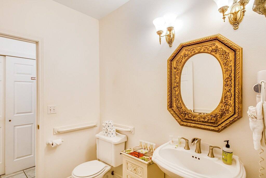 Ganze Wohnung, Oceanfront Suite mit Kamin, Whirlpool und voll ausgestatteter Küche! in Ocean Shores Beach, Ocean Shores