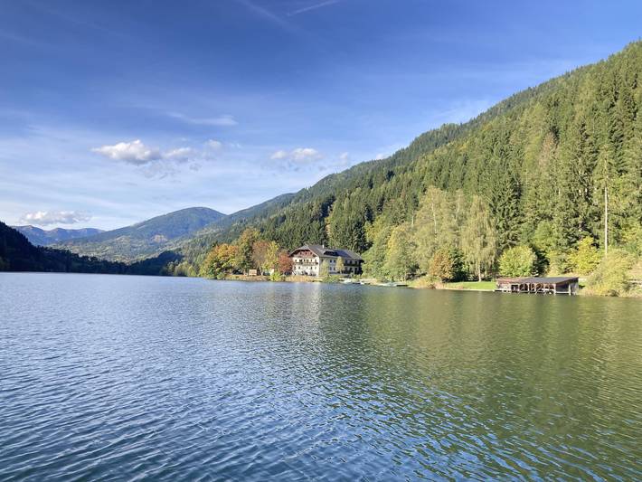 Ferienwohnung für 3 Personen, mit Terrasse und Garten sowie Pool und Seeblick