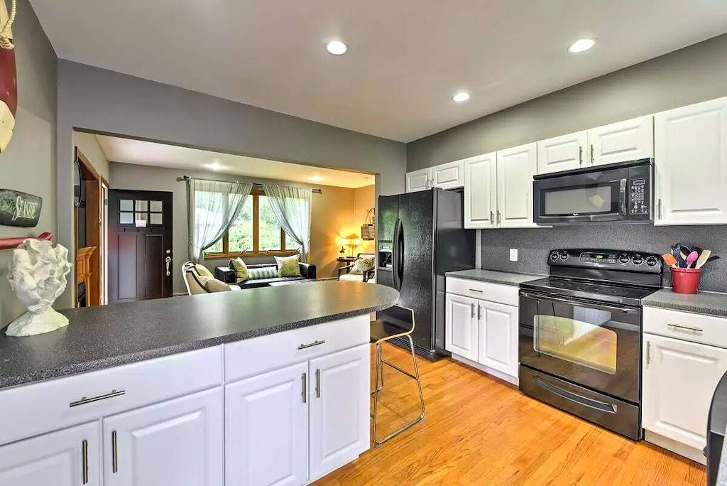 Fabulous vacation home with private deck- Great for Groups. Only blocks to Boone St + Crazy Burger! in Narragansett Pier, Narragansett