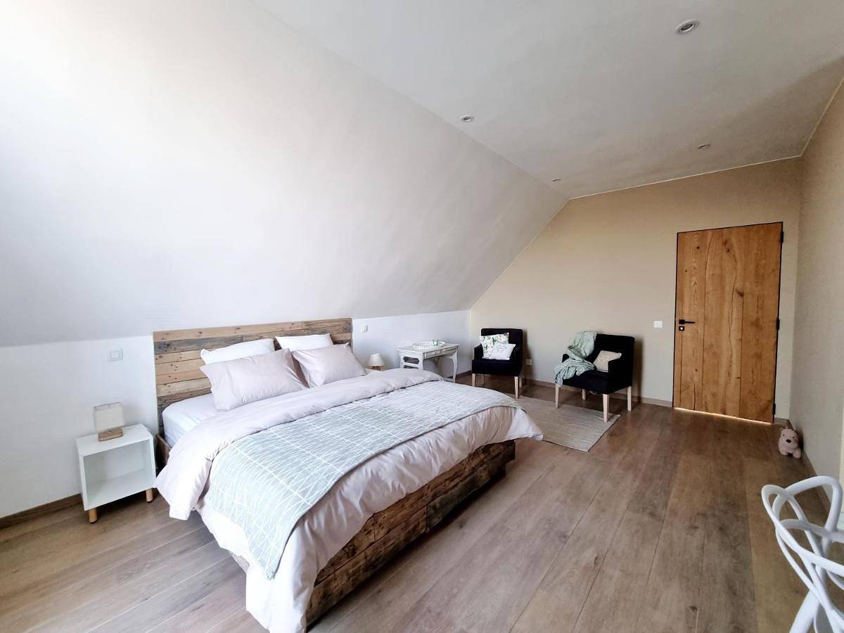 Double Room with Private Bathroom in Jurbeke, Henegouwen