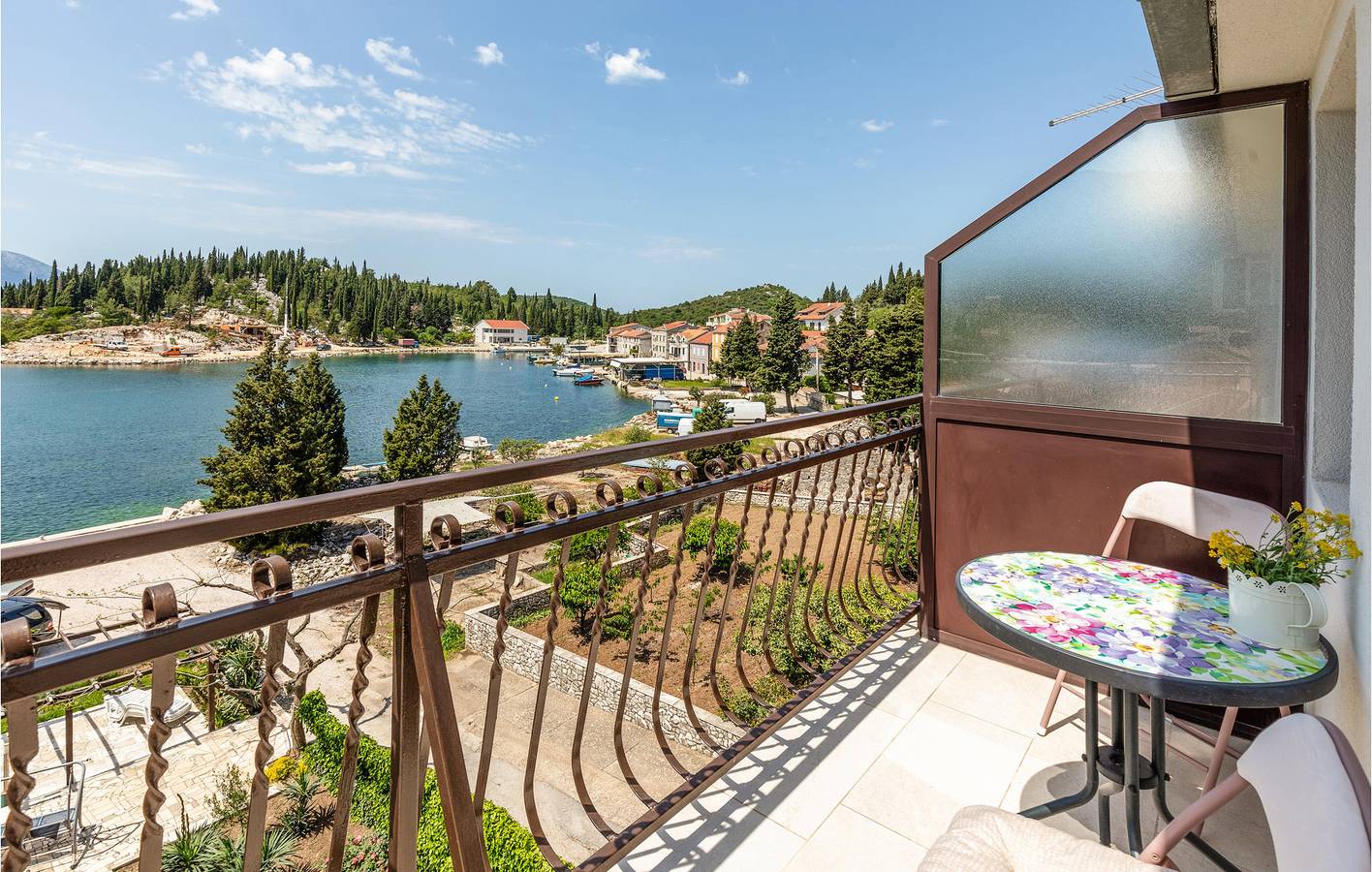 Ganze Ferienwohnung, Gemütliche 300 m zum Strand: Klimatisierte Wohnung mit Terrasse und Parkplatz in Blace, Dubrovnik-Neretva