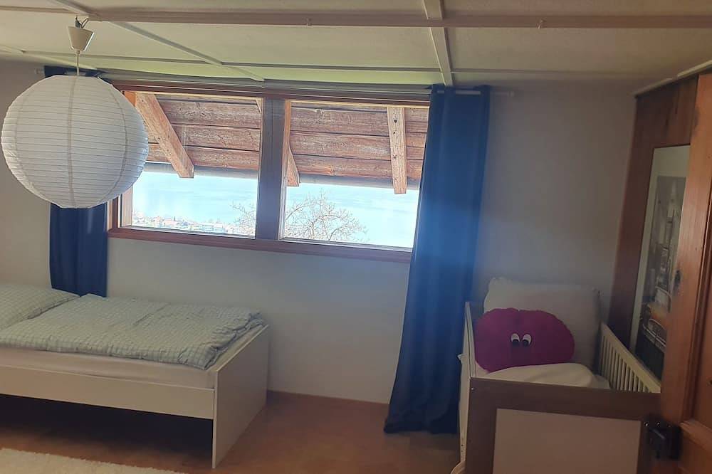 Cozy vacation home with views of Lake Thun and the Alps in Sigriswil, Meer van Thun