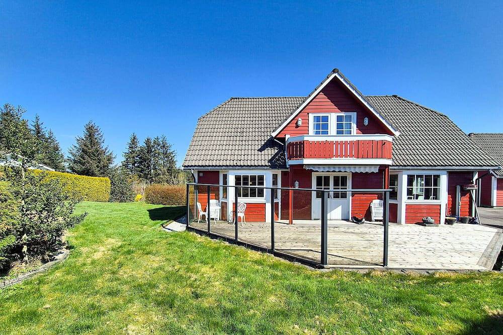 5 bedroom gorgeous home in Austrheim in Austrheim