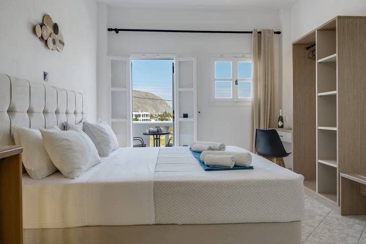 Guesthouse for 2 people, with Balcony and Hot tub as well as Garden in Santorini