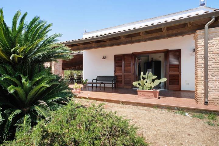 Villa 'Degli Ulivi' with Private Garden in Avetrana, Gulf of Taranto