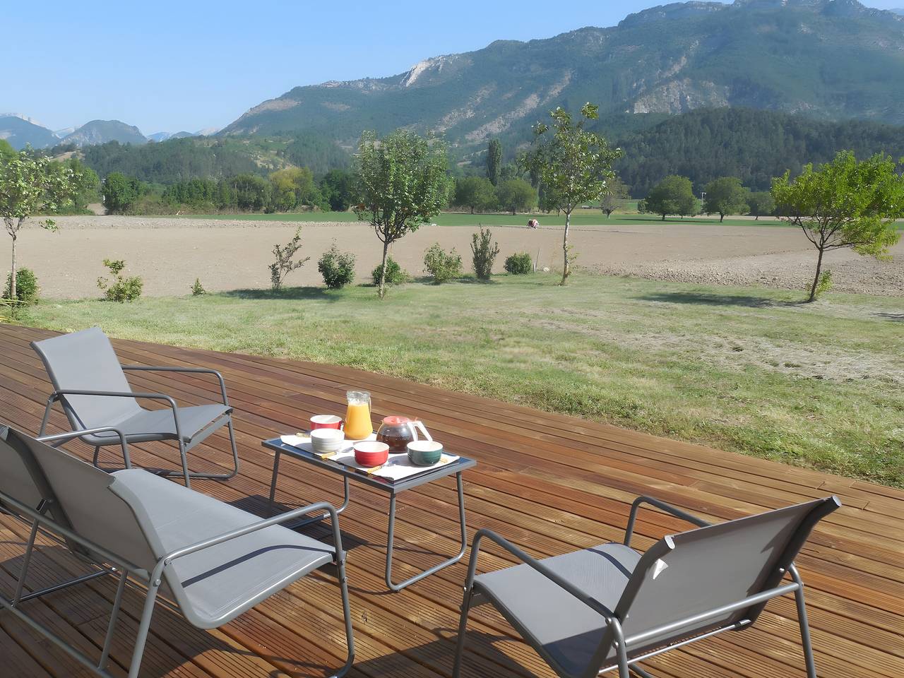 Gîte « El eco-logis del Clos des Tilleuls » con vistas a la montaña, terraza y jardín compartidos in Die, Parc naturel régional du Vercors
