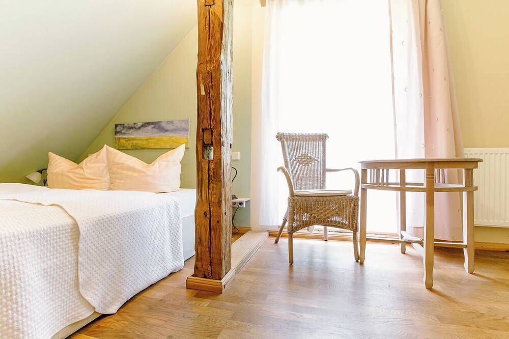 Ganze Wohnung, Wohnung 1 · Stille – Ruhige Ferienwohnung mit Kamin im gräflichen Forsthaus in Temmen-Ringenwalde, Barnimerland Region