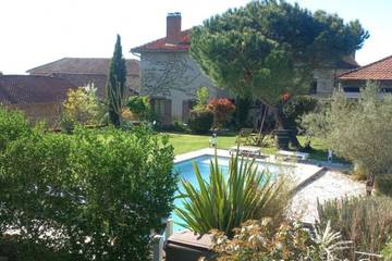 Gîte pour 11 personnes, avec jardin dans Jourgnac