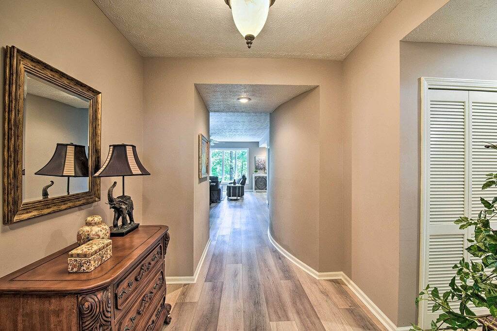 Ganze Wohnung, Resort-Style Condo w/ Balcony on Lake Keowee in Lake Keowee