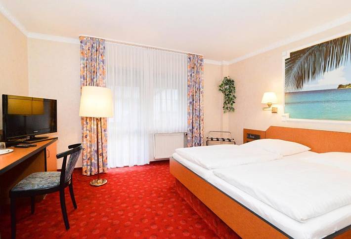 Hotel, mit Balkon und Terrasse sowie Garten und Pool in Guben - 2