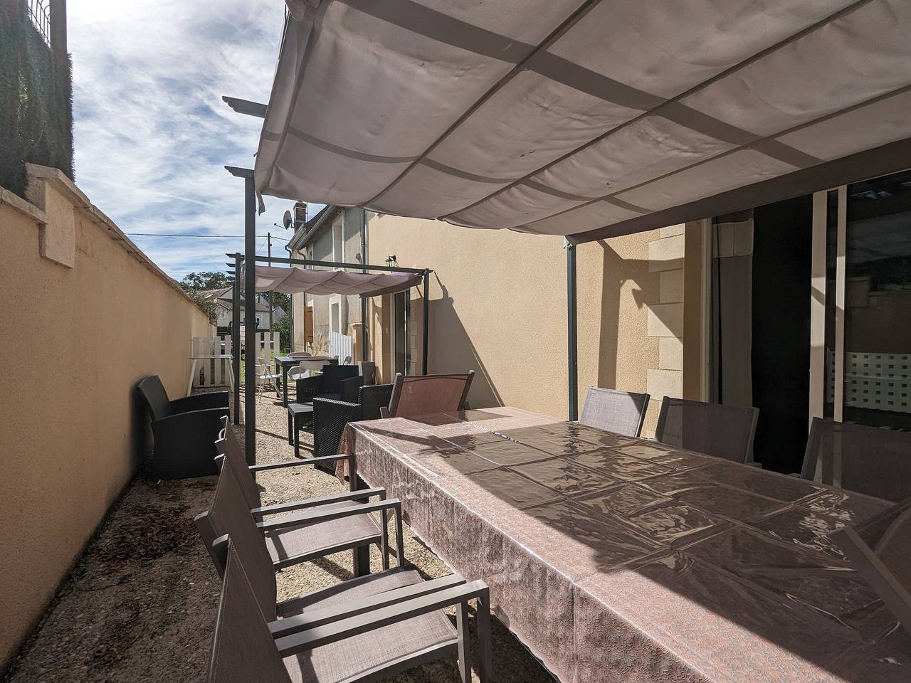 Chambre confortable avec salle d'eau privative, cuisine et salon communs, petit-déjeuner inclus. in Neuvy-Saint-Sépulchre, Région de La Châtre
