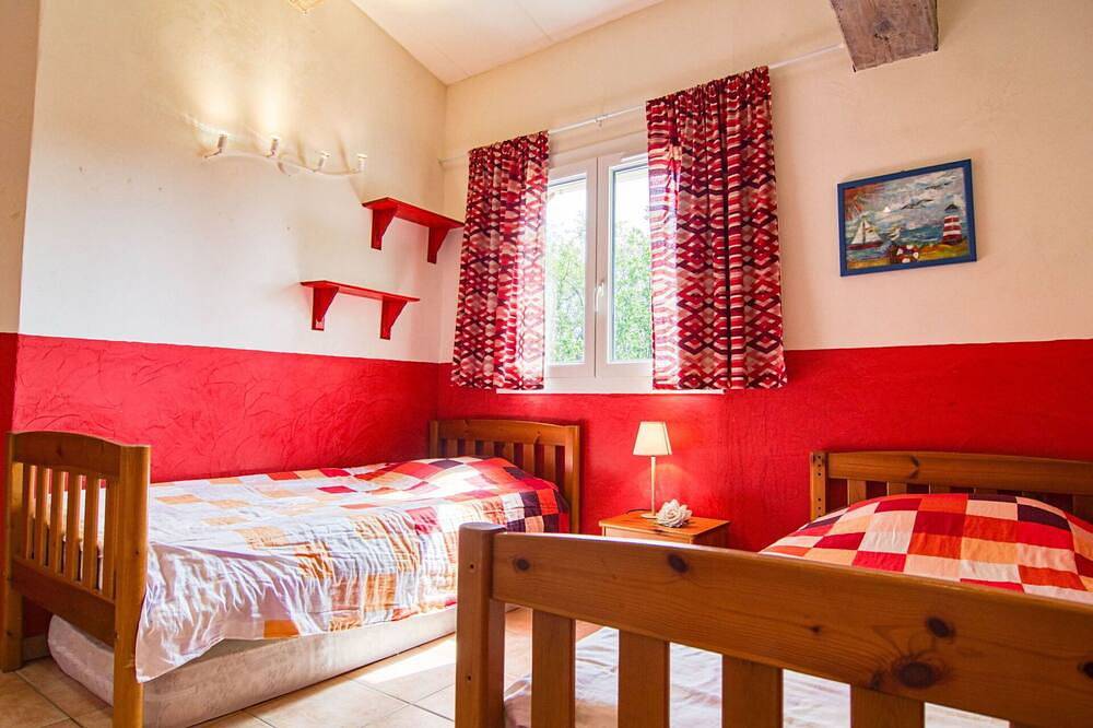 Beautiful private villa for 8 people with Wifi, private pool, Tv, patio and pets allowed in Carcès, Brignoles region