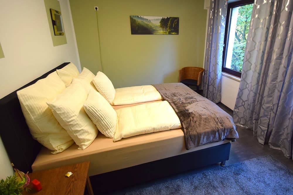 Ganze Wohnung, Grosse Wohnung mit drei Schlafzimmern, Wohnzimmer, Küche, Esszimmer, Garten in Erkrath, Kreis Mettmann