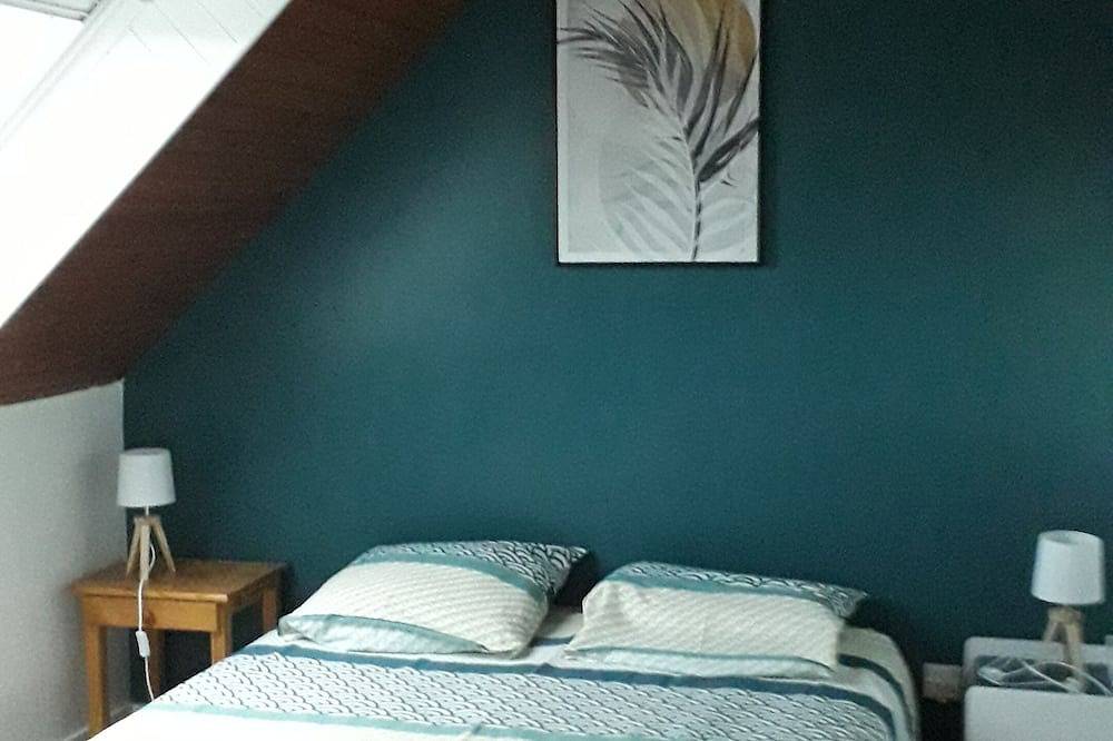 5 minutes from the beach, neo-Bretonne house with large enclosed garden. in Plouguerneau, Brest region