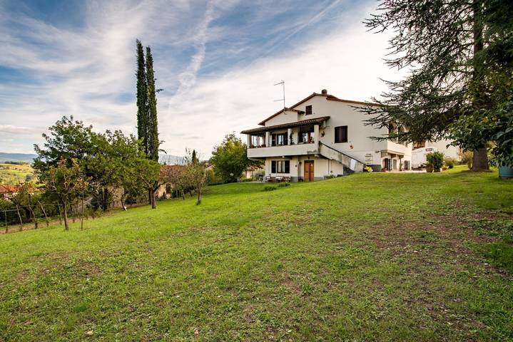 Holiday Home 'Tramonto sul Castello di Poppi' with View, Hot Tub, Garden & Wi-Fi in Poppi, Casentino