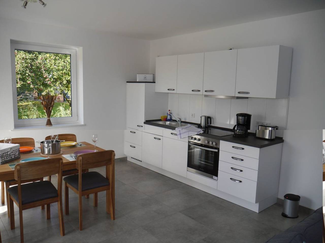 Ganze Wohnung, Charmante Ferienwohnung mit Terrasse, Parkplatz und WLAN – 1,5 km vom Strand entfernt in Fedderwarderdeich, Butjadingen