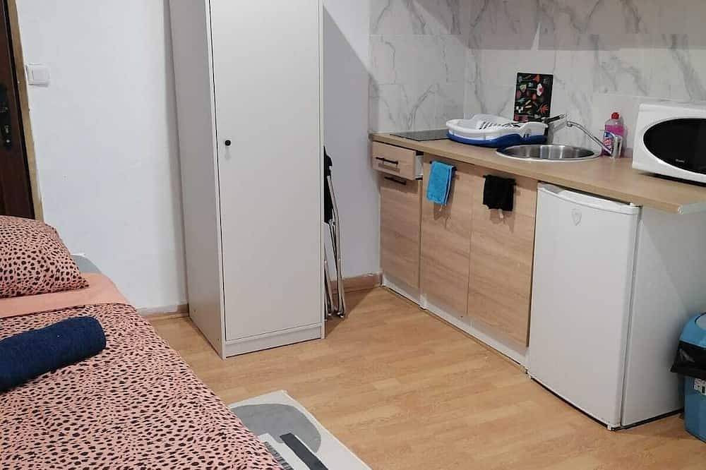 Entire apartment, Studio 1/ Studette 1 in Pertuis, Parc naturel régional du Luberon