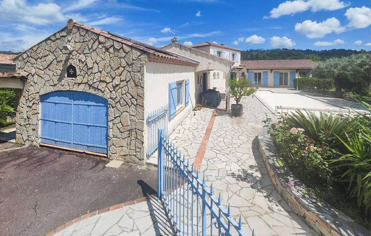 Location de vacances pour 8 personnes, avec jardin ainsi que terrasse et piscine à Laurens