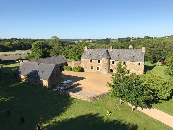 Location de vacances pour 5 personnes, avec Balcon et Terrasse ainsi que Jardin et Piscine à Pommerit-Jaudy