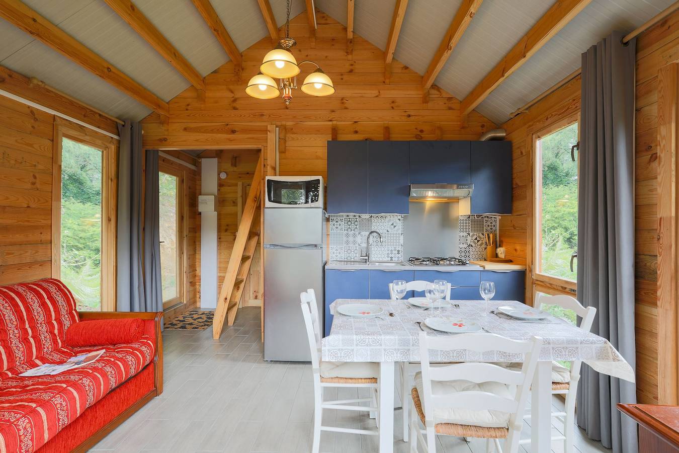 Chalet "Ty Koad" avec jacuzzi, terrasse et jardin partagés in Plouégat-Moysan, Région de Morlaix