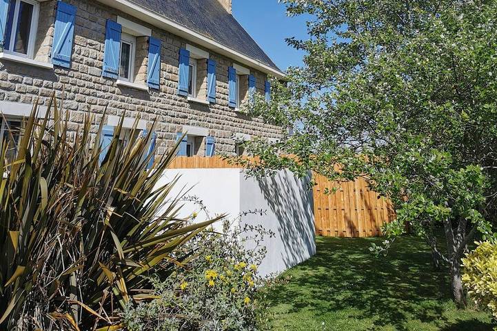Gîte pour 4 personnes, avec jardin ainsi que piscine et terrasse dans Plage Pors Carn