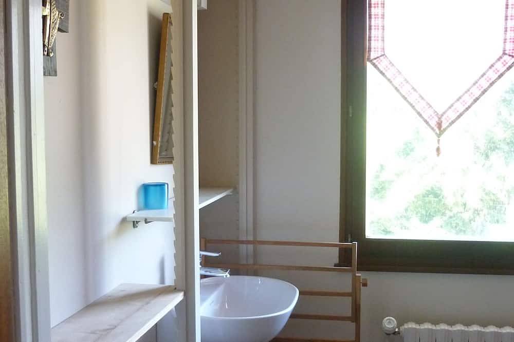 Appartement entier, La Clusaz, Appartement 7 personnes en duplex et au calme, pistes en 7mn à pied in La Clusaz, Région d'Annecy