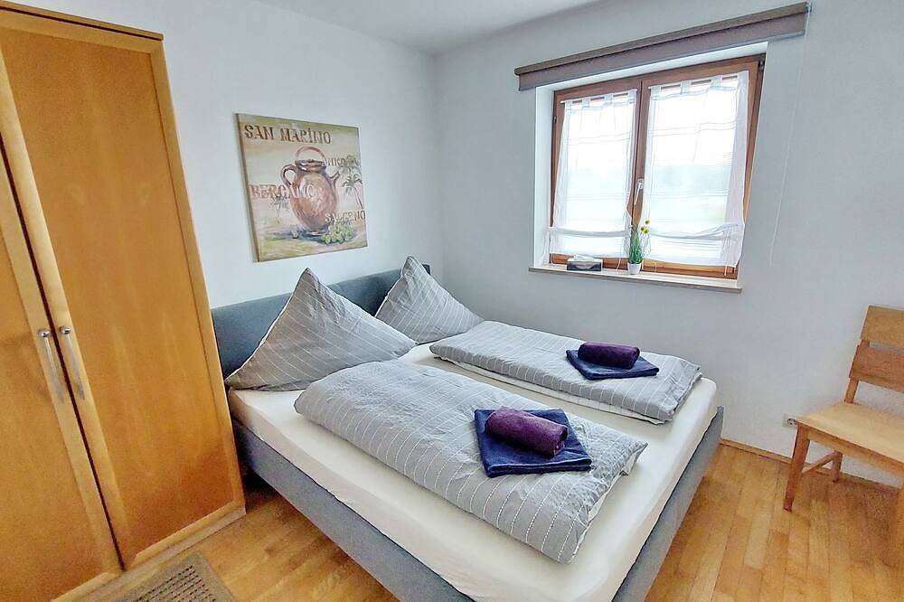 Ferienhaus für 8 Personen, 190 qm, 4 Schlafräumen, 2 Bäder, Terrasse und Garten in Breitbrunn am Chiemsee, Chiemsee