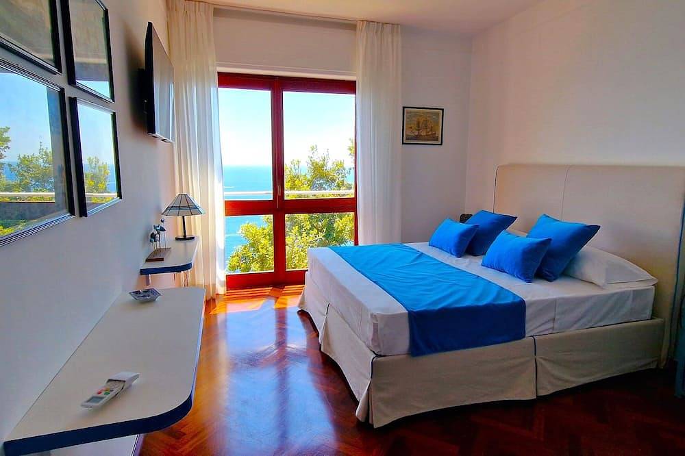 Amalfi Detached Seafront Villa 🏡 Solarium ☀️ Terrace/Bbq ❤️ Walk to Beach 🏖️ in Amalfi, Côte Amalfitaine