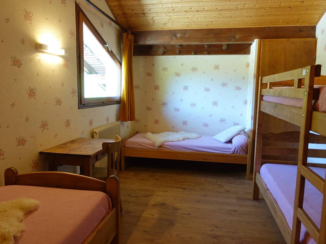 Entire apartment, Large family apartment at the foot of the slopes for 8 people in Arêches, Beaufort (Rhône-Alpes)