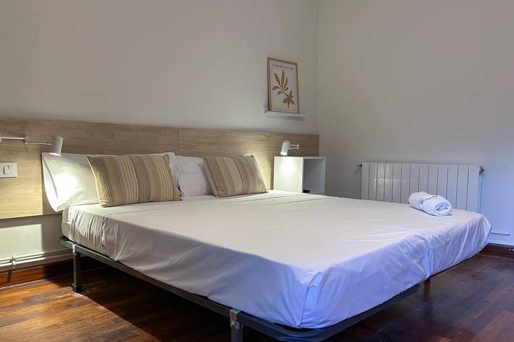 Appartement entier, Spacious City Centre Apartment w/ Parking by Hostem in Vilanova i la Geltrú, Garraf