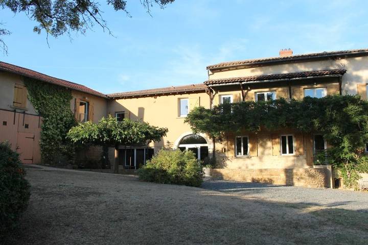 Chambre d’hôte pour 5 personnes, avec terrasse ainsi que jardin et piscine