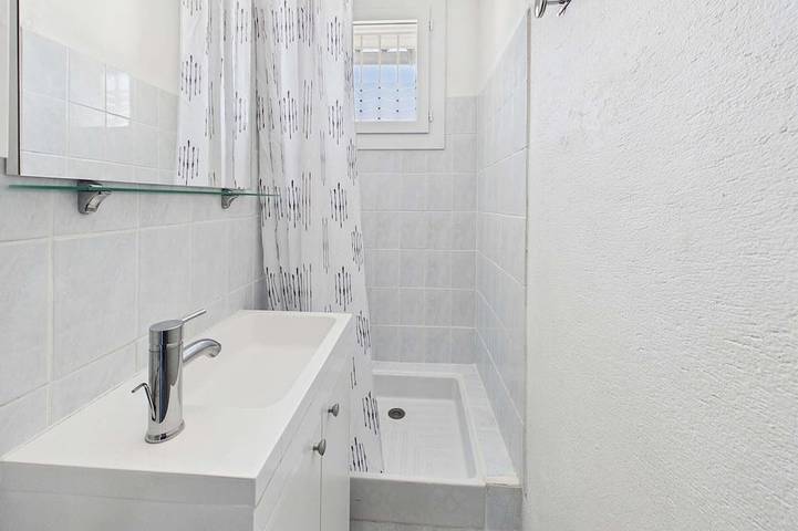 Entire apartment, Cozy 2-Room Apartment with Terrace & Parking Near Beach and Market in Marseillan-Plage, Marseillan