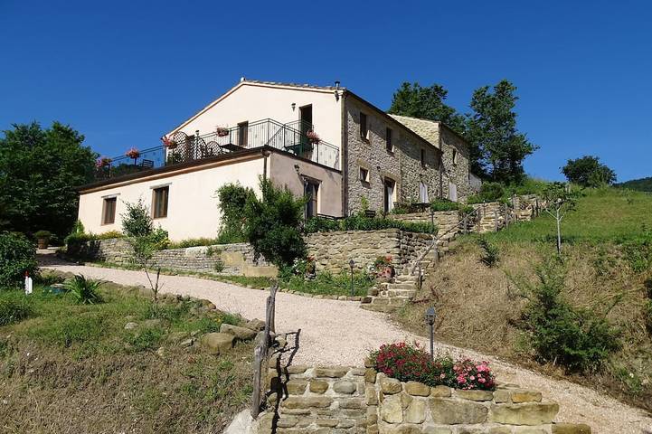 Location de vacances pour 4 personnes, avec jardin ainsi que terrasse et piscine, animaux acceptés à Pergola