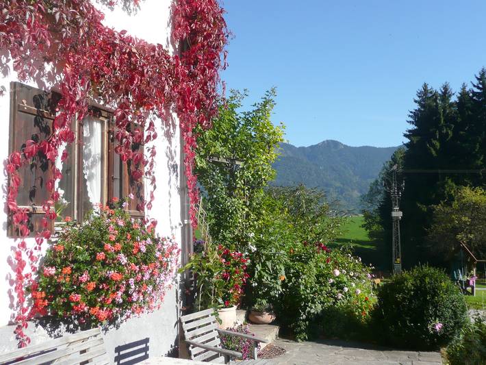 Adlerhof - Ferienwohnung Feichteck mit 2 separaten Schlafzimmern, Wohnküche, Balkon in Samerberg, Bayerische Alpen