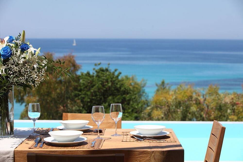 Capro-  New 3-bedroom villa with private pool and stunning view! in Agios Nikitas, Griechenland