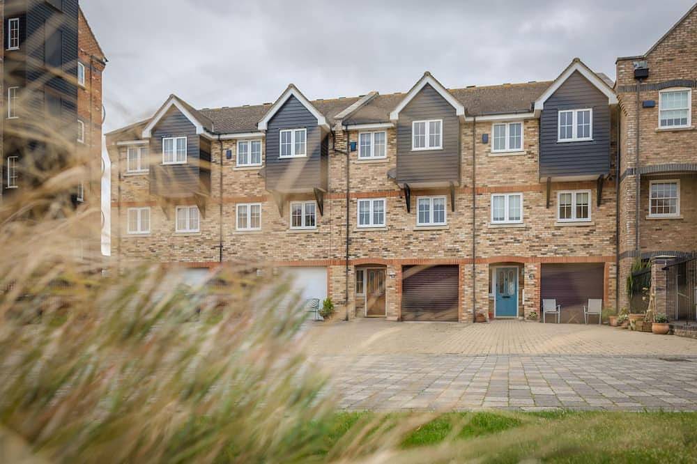 Silver Strand - stunning marina views, stylish design, parking & 3 bathrooms! in Eastbourne, Sussex Oriental