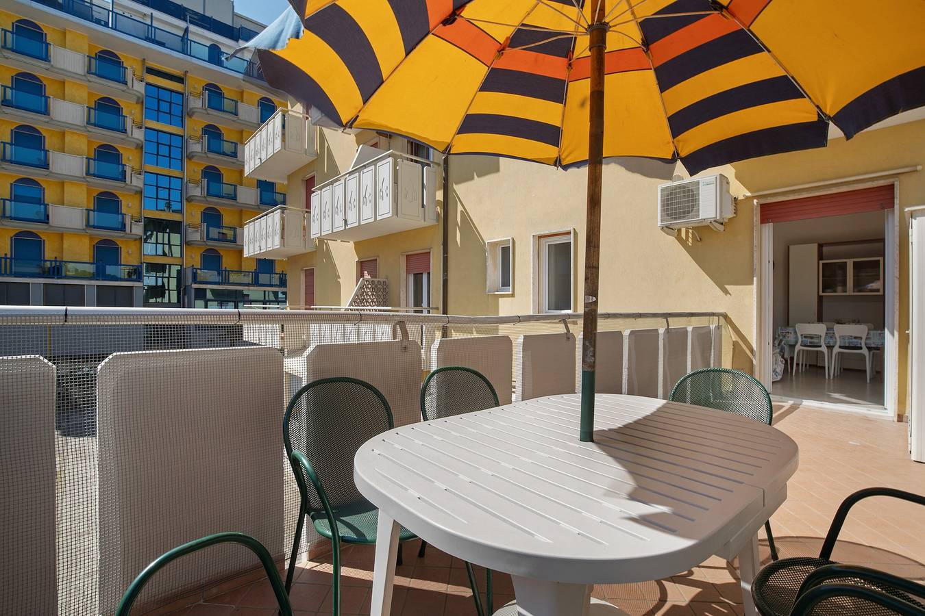 Ganze Wohnung, Ferienwohnung 'Residenz International' mit privater Terrasse, Balkon und Klimaanlage in Lido di Jesolo, Jesolo
