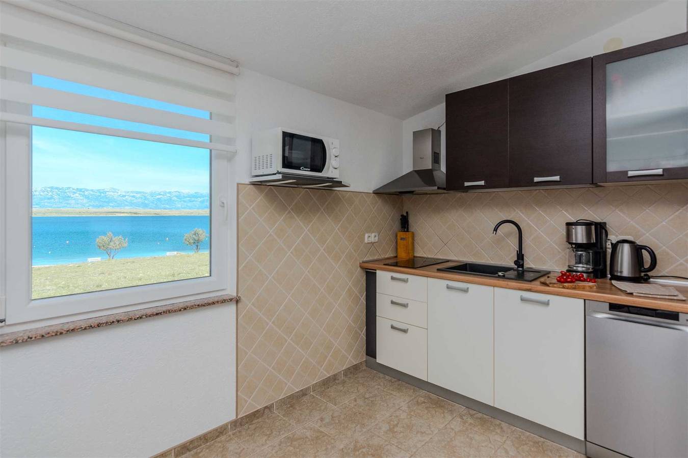 Geheel appartement, Apartment with sea view | 70m from beach | for 2-4 persons in Vir