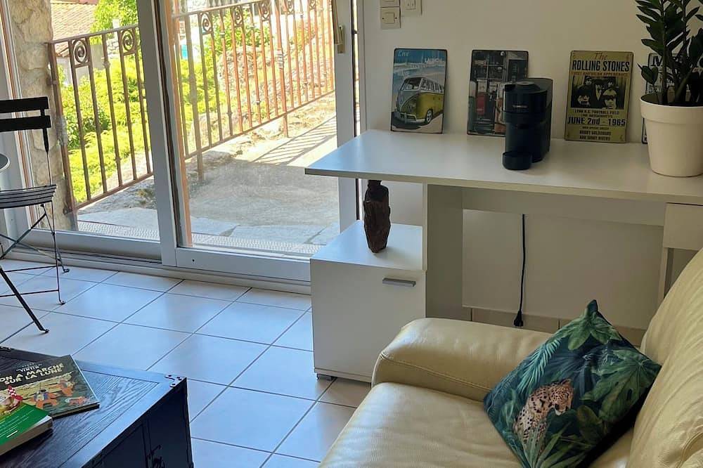 Studio indépendant en pleine nature, 1 chambre, 1 salon, 1 sdb in Essertines-en-Châtelneuf, Montbrison