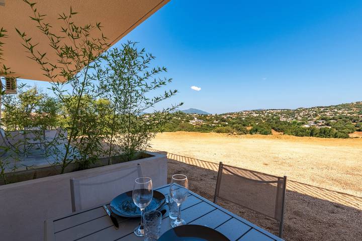 Gîte pour 4 personnes, avec terrasse et jardin à Eccica-Suarella