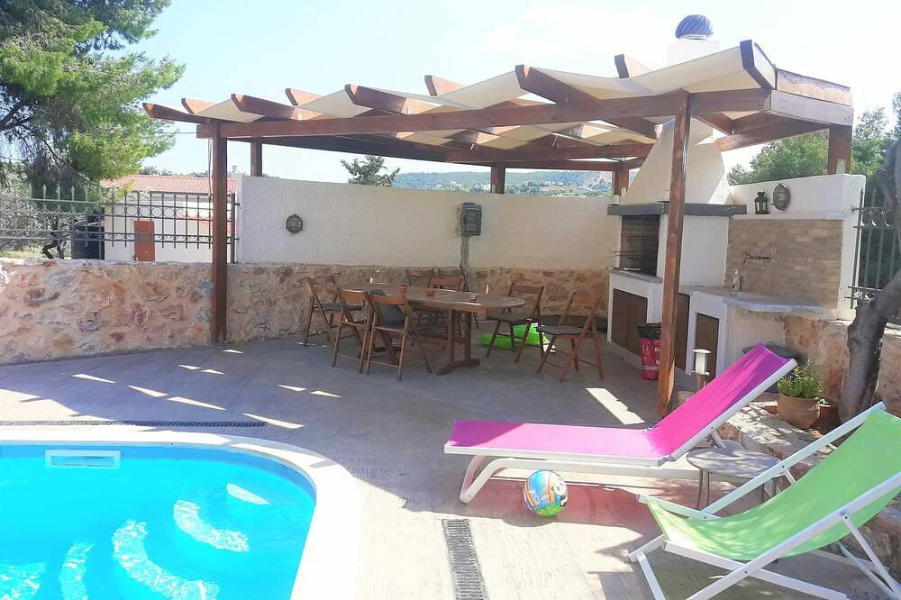 Neue Ferienvilla, griechischer Garten, Swimmingpool, Grill, tolle Aussicht, 2 km vom Meer entfernt in Agia Marina (Koropi), Regionalbezirk Ostattika