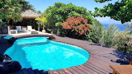Maison de campagne pour 2 personnes, avec piscine ainsi que vue et jardin dans Punaauia