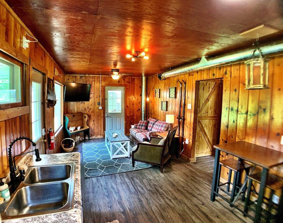 Easton Lake Retreat – Cozy Cottage & Hot Tub in Adams County (WI)
