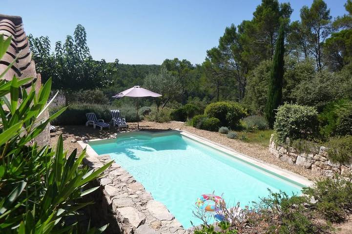 Location de vacances pour 8 personnes, avec balcon et jardin à Entrecasteaux