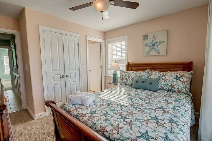 Vacation rental for 21 people, with balcony and yard as well as hot tub in Virginia Beach