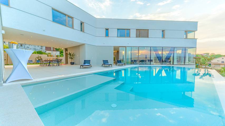 Ferienhaus für 12 Personen, mit Balkon und Pool sowie Sauna